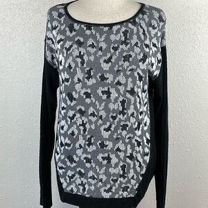Pre-Loved JW Style Womens Black/White/Gray Leopard Print Long Sleeve Sweater M